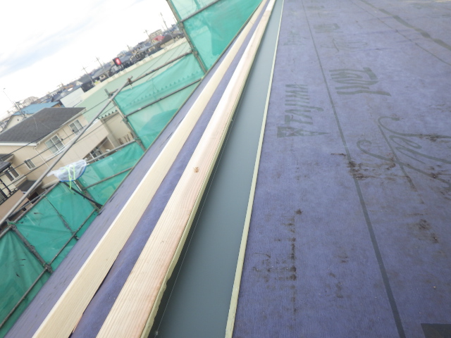 板金下地と捨て谷の取り付け終了です