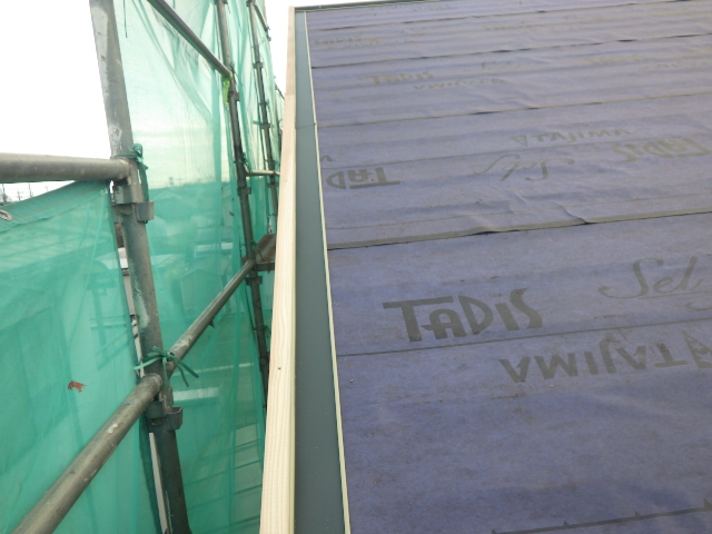 板金下地と捨て谷の取り付け終了です