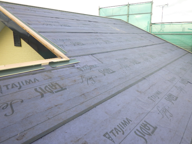 ルーフィングの貼り付けが終了しました