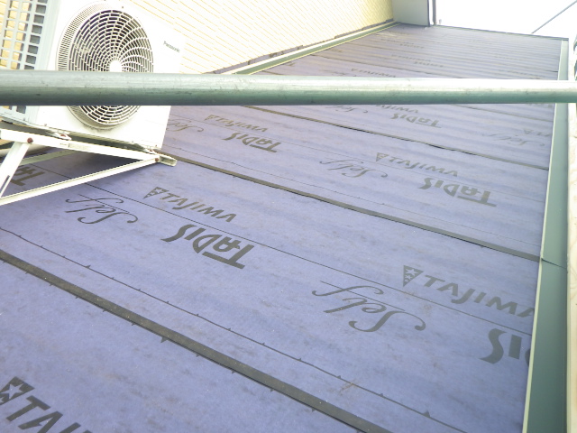 ルーフィングの貼り付けが終了しました