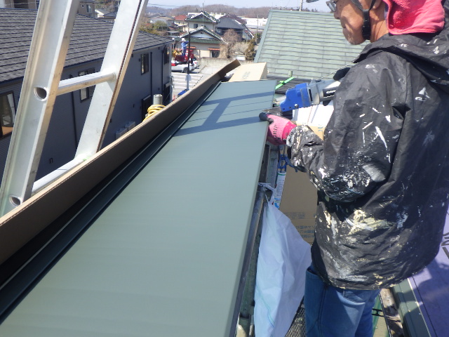 ルーフのカット中です