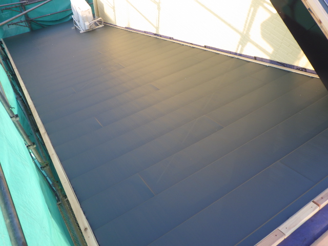 北面の棟違い屋根ルーフ貼り付け終了です