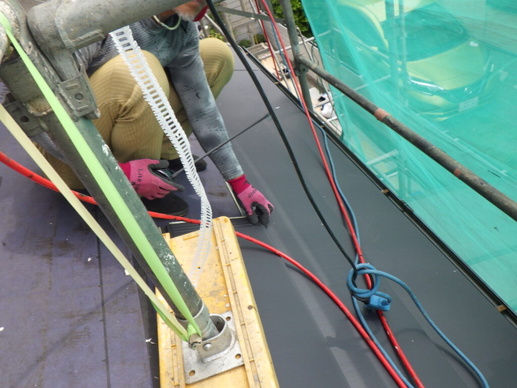 下屋根ルーフの貼り付け中です