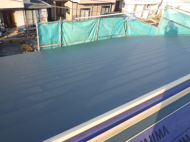 北面のルーフ貼り付け終了です