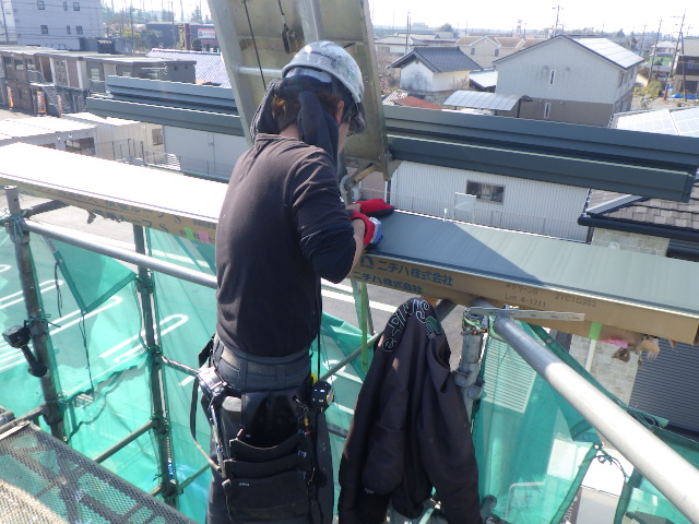 ルーフの加工中です