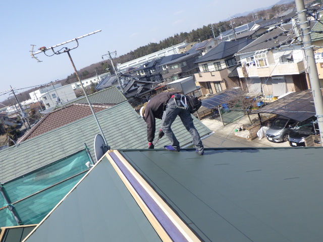 ケラバ包み板金の取り付け中です