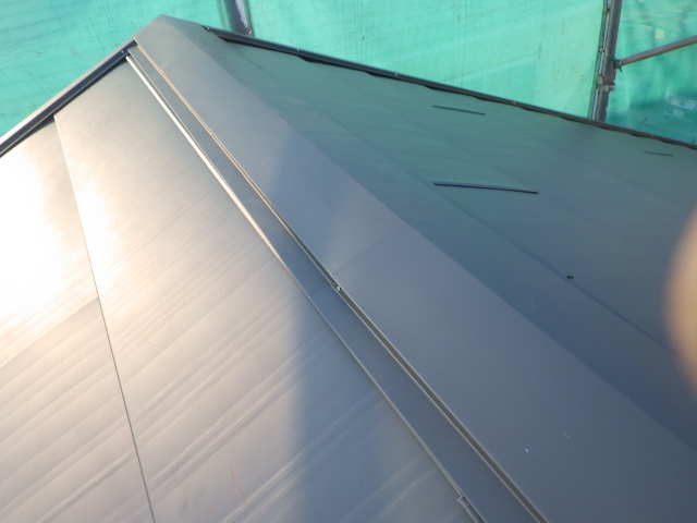 棟板金の取り付け終了です