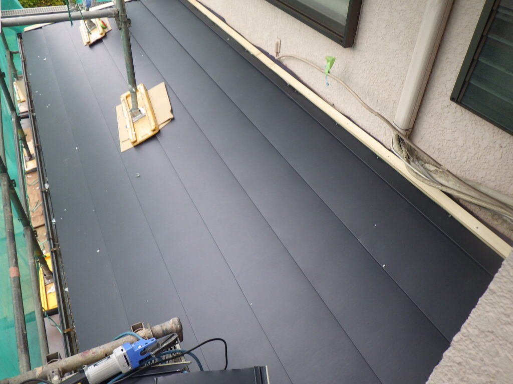 下屋根ルーフの貼り付けが終了しました