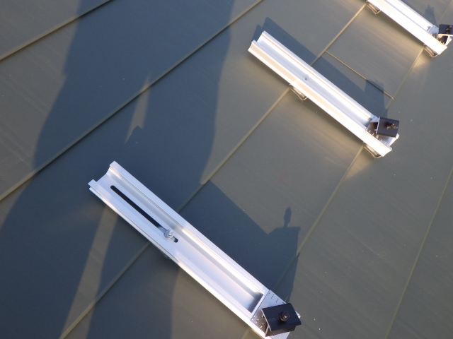 モジュール金具の取り付け中です