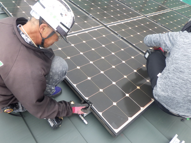太陽光モジュール金具を取り付け中です
