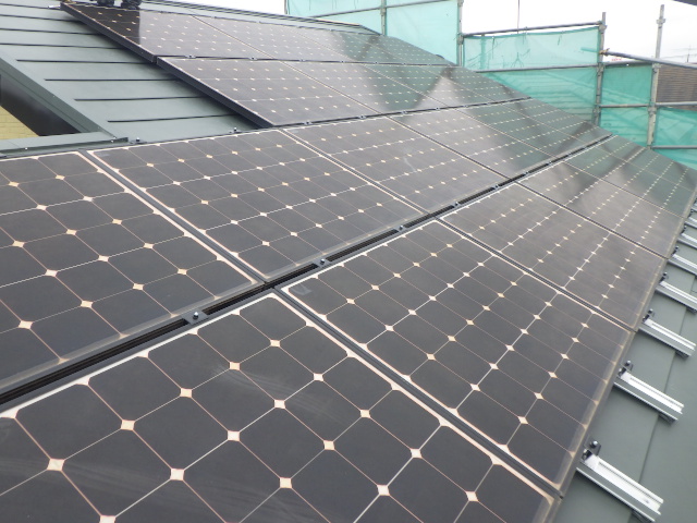 太陽光モジュール金具を取り付け中です