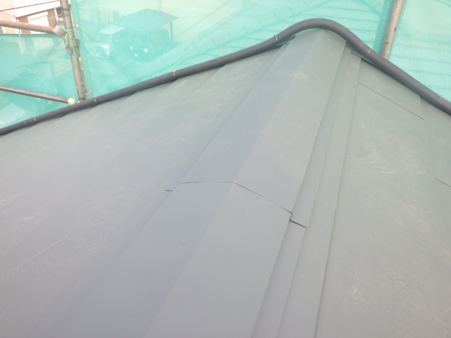 　棟板金の取り付け終了です