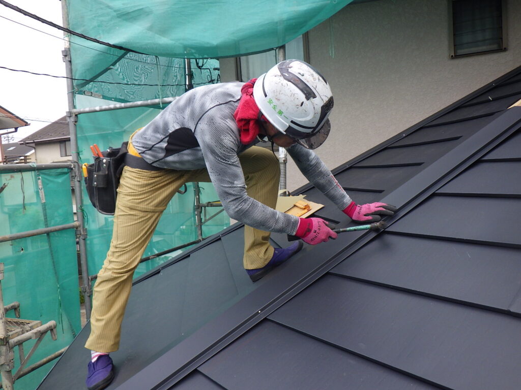 棟板金の取り付け中です