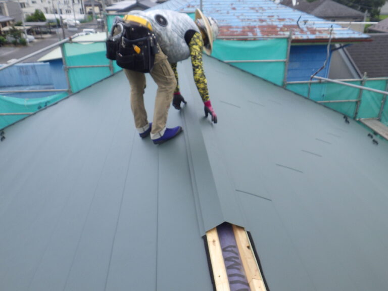 棟板金取り付け中