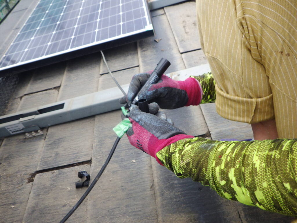 パネル配線の取り外し中です