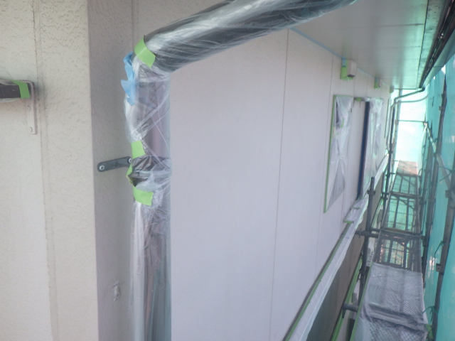 竪樋の養生が終了しました