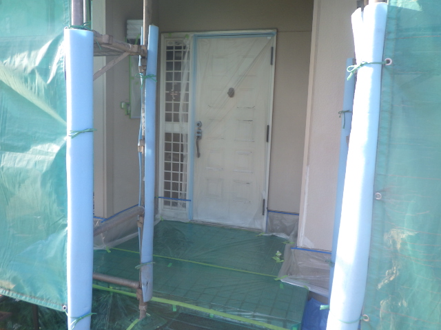 玄関の養生が終了しました