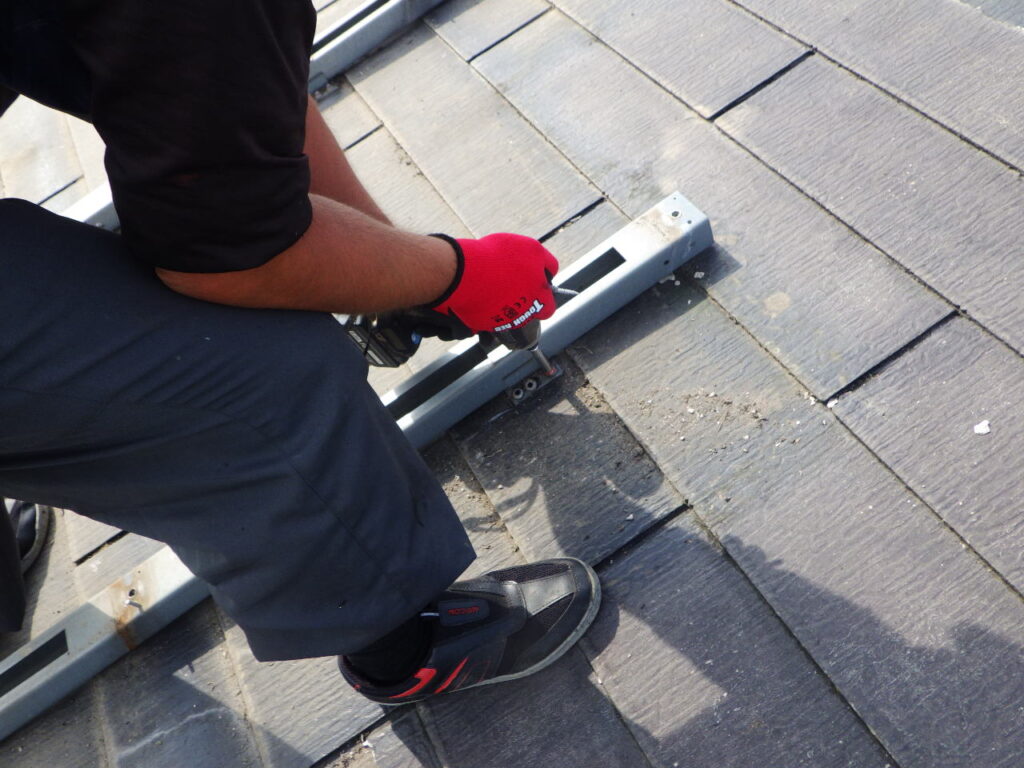 パネル取付金具の撤去中です