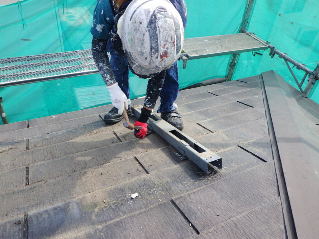 パネル取付金具の撤去中です