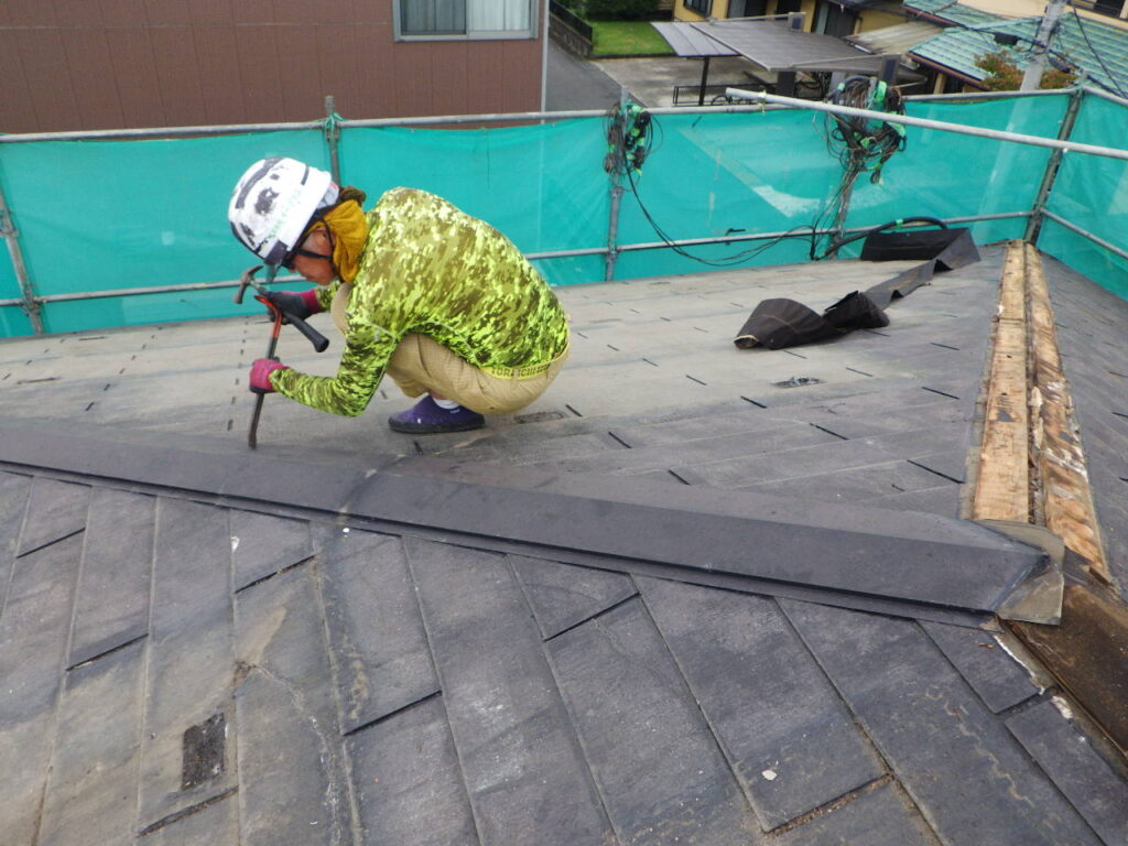 棟板金の撤去中です