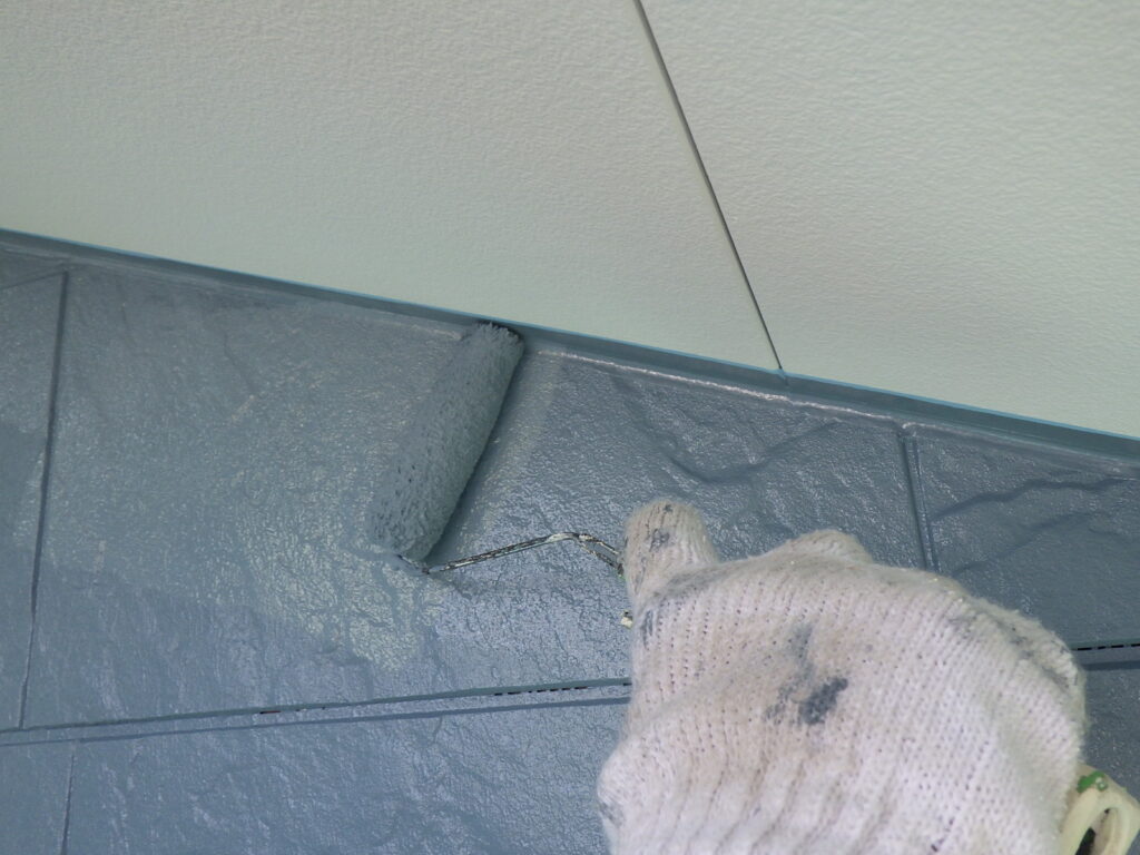 軒天取り合いの上塗り塗装中です