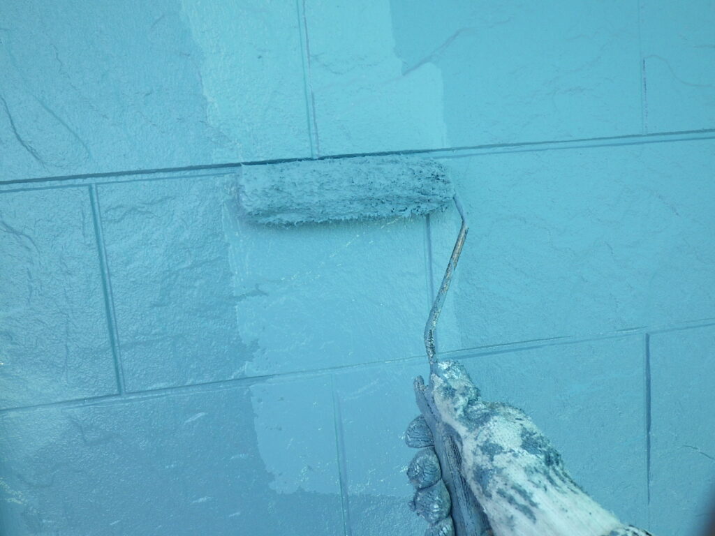 外壁上塗り塗装中です