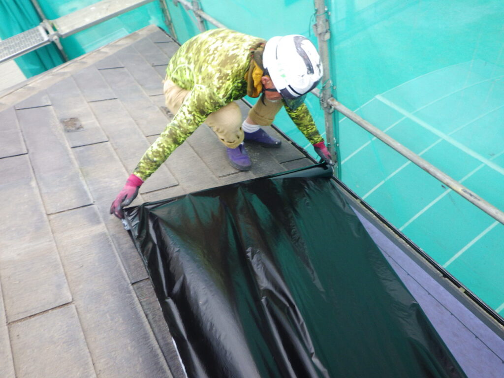 ルーフィングの貼り付け中です