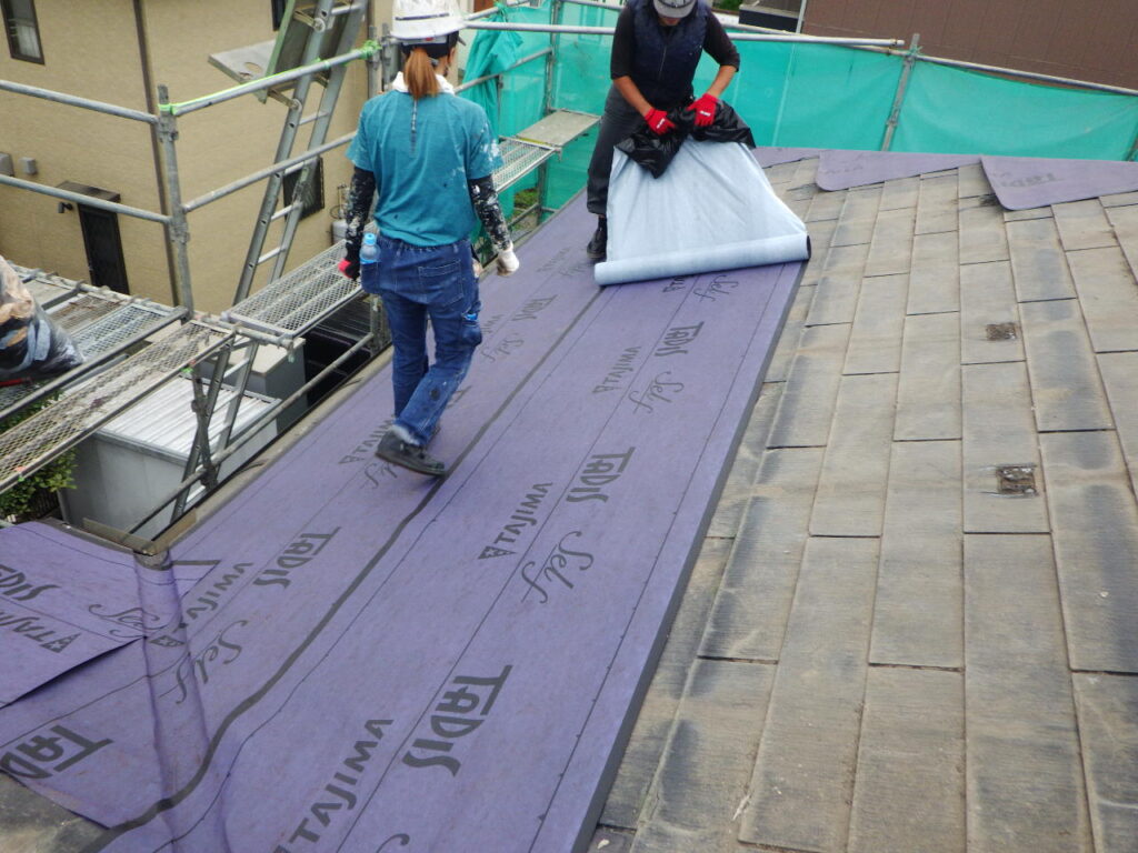 ルーフィングの貼り付け中です