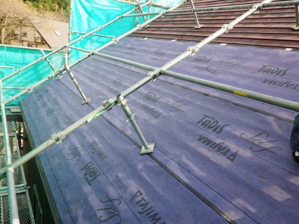 ルーフィングの貼り付け中です