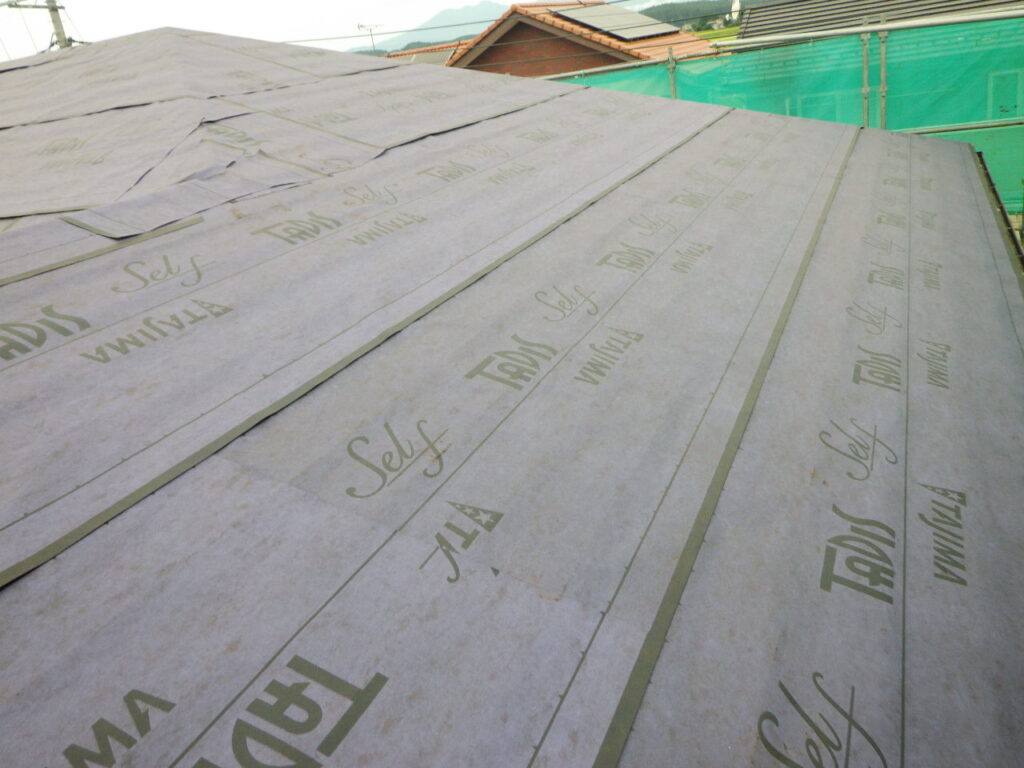 ルーフィングの貼り付け終了です