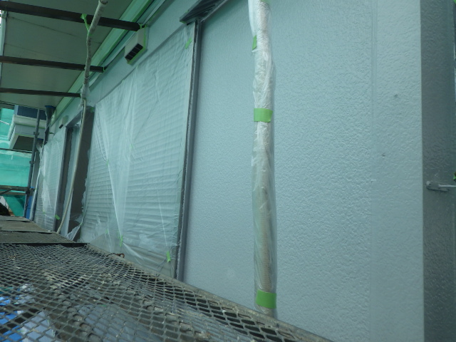 外壁下段の上塗り塗装終了です