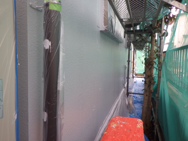 外壁下段の上塗り塗装終了です