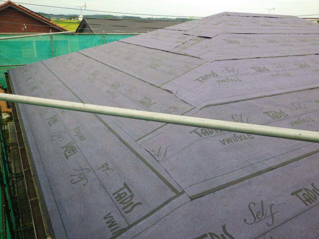 ルーフィングの貼り付け終了です