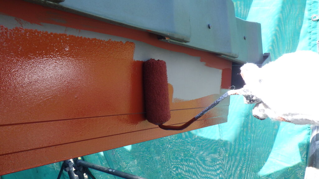 破風板の下塗り中です