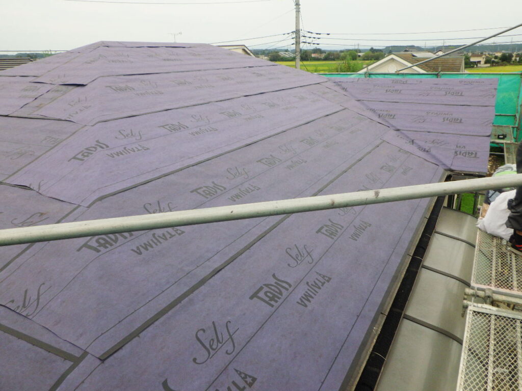 ルーフィングの貼り付け終了です