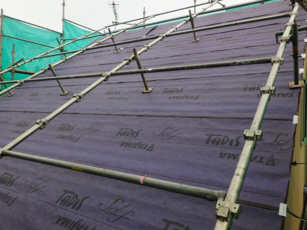 ルーフィングの貼り付け中です