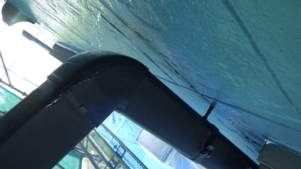 竪樋の中塗り中です