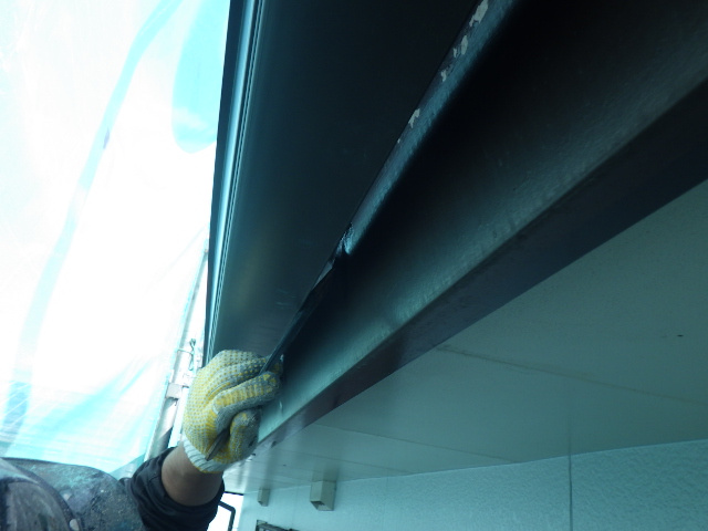 破風、雨樋の１回目塗装中です
