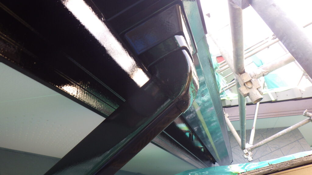 軒樋塗装１回目終了です