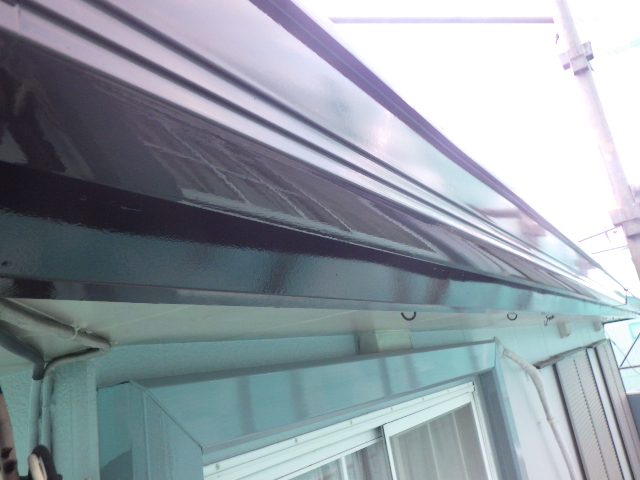 破風、雨樋の１回目塗装終了です