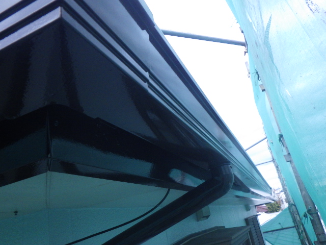 破風、雨樋の１回目塗装終了です
