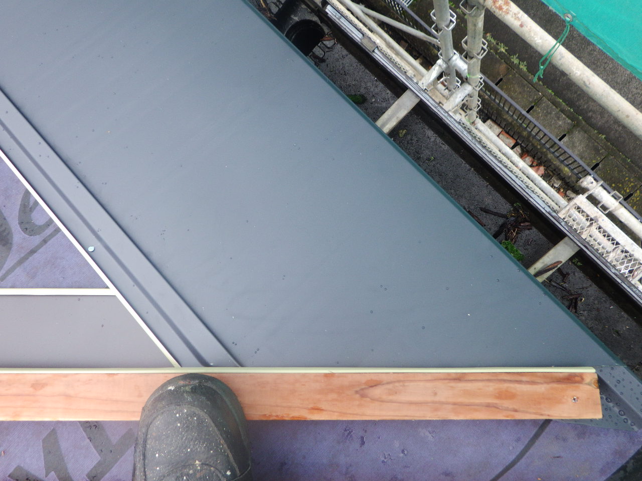 ルーフの貼り始まりです