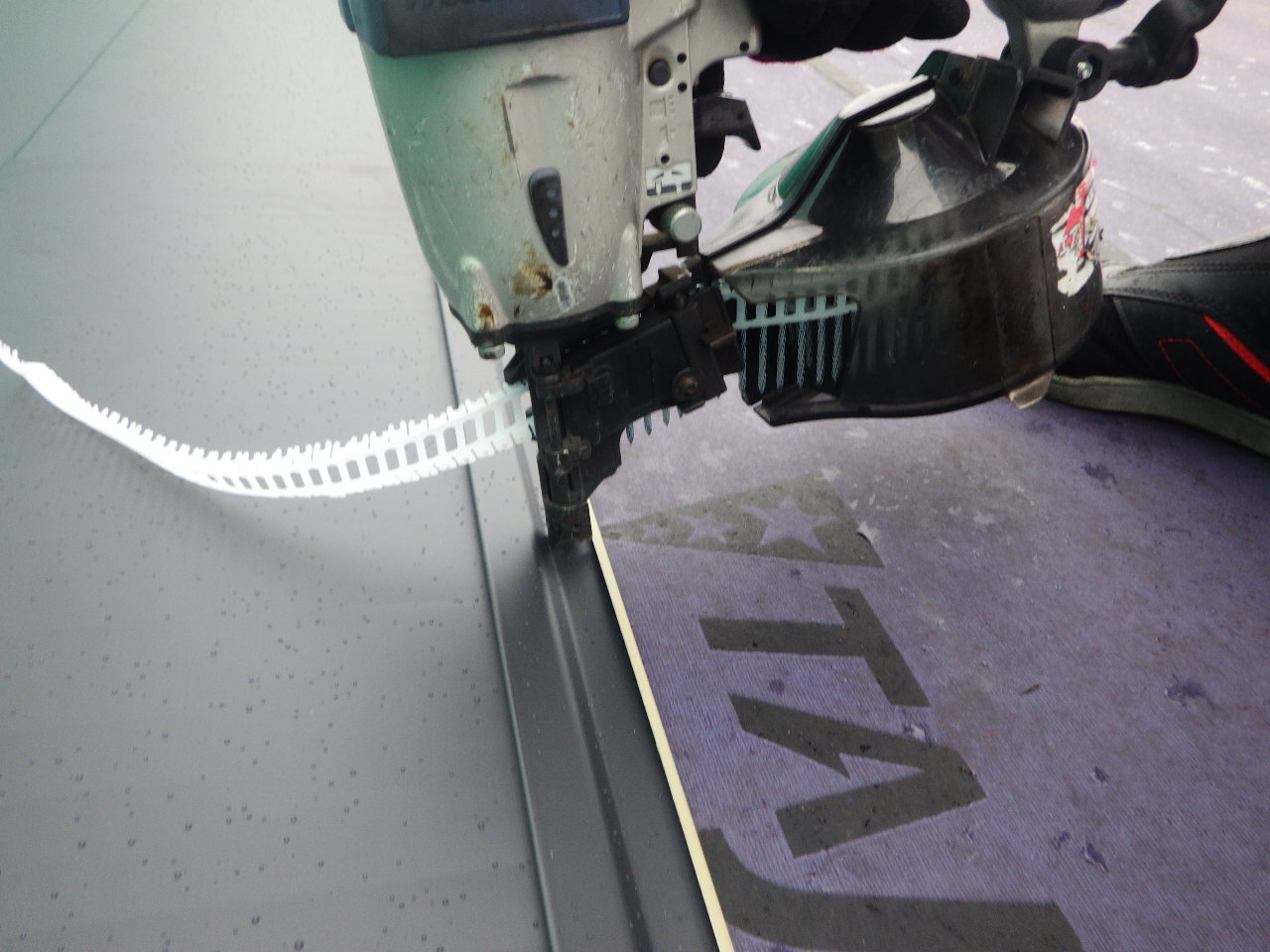 釘打ち機で固定中です