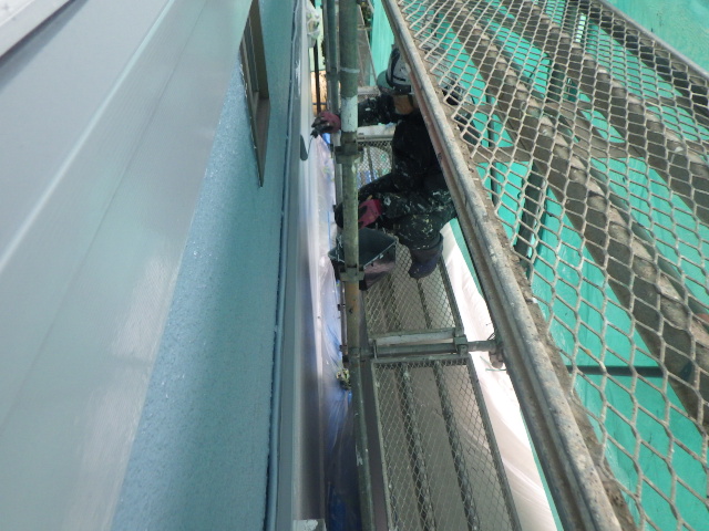 付帯部の２回目塗装中です