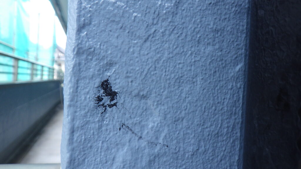 外壁に付いた樋塗装塗料です