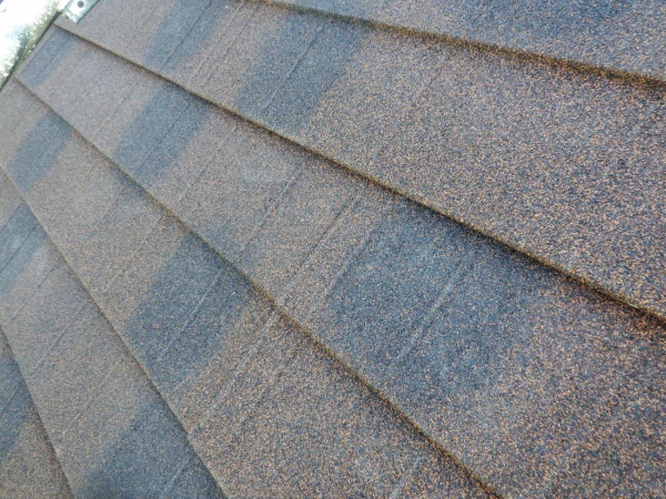 北面のルーフ貼り付け終了です