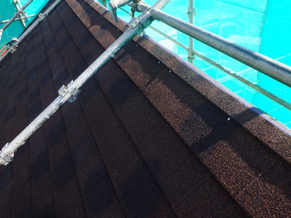 北面のルーフ貼り付け中です