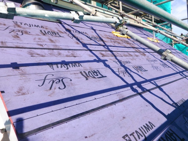 南面のルーフィング貼り付け終了です