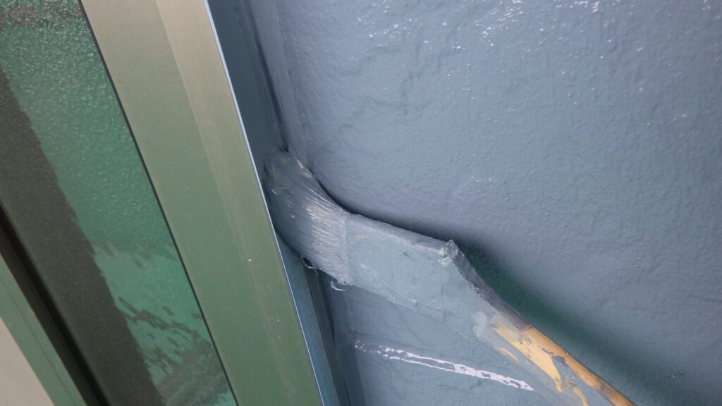 サッシ周りの補修中です