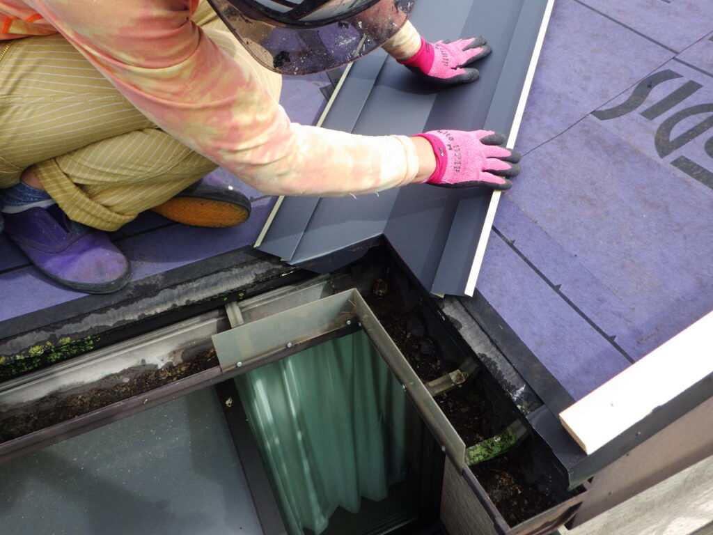 谷樋の取り付け中です